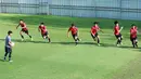 Pemain Timnas Indonesia U-22 saat sesi latihan Jelang persiapan SEA Games 2023 di Lapangan A Senayan, Jakarta, Selasa (7/3/2023). (Bola.com/M Iqbal Ichsan)