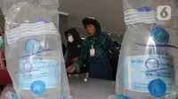 Untuk air zamzam pada tahun ini para jemaah memperoleh 10 liter air zamzam. Setibanya di asrama haji debarkasi (Asrama Haji Pondok Gede) menerima 5 liter air zamzam. (merdeka.com/imam buhori)