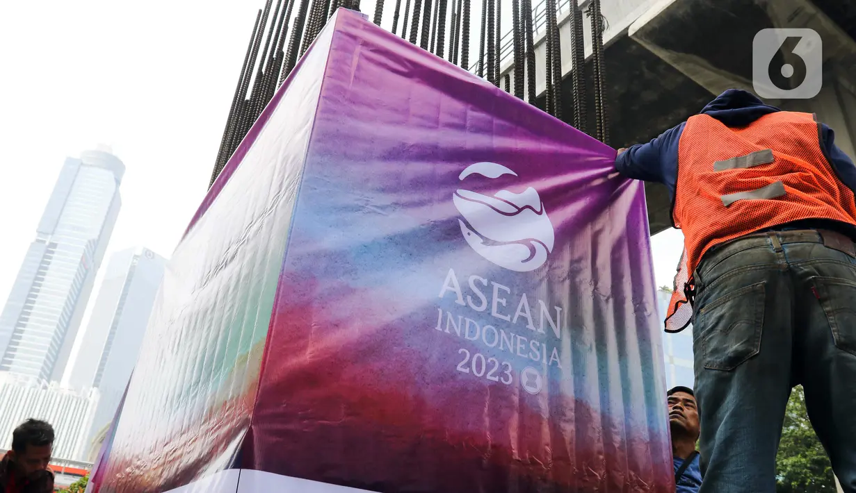 Petugas memasang banner KTT ASEAN pada tiang monorel di kawasan Jalan Rasuna Said, Jakarta, Minggu (3/9/2023). Pemasangan banner pada 100 tiang monorel tersebut dilakukan guna menyambut penyelenggaraan KTT ASEAN ke-43 yang digelar pada 5-7 September 2023 di Jakarta. (Liputan6.com/Herman Zakharia)