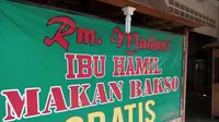 Ibu hamil gratis makan bakso di warung makan Madani di Jalan Imogiri Timur Km 7 Bantul, Yogyakarta. (Liputan6.com/Fathi Mahmud)