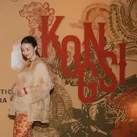 Intip gaya menawan Raline Shah dalam balutan dua busana peranakan yang berbeda (@ralineshah)