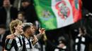 Pemain Newcastle, Anthony Gordon merayakan gol bersama Bruno Guimaraes dalam laga leg kedua Carabao Cup 2024/2025 melawan Arsenal di St James Park, Newcastle, Inggris, Kamis (06/02/2025). (AFP/Paul Ellis)