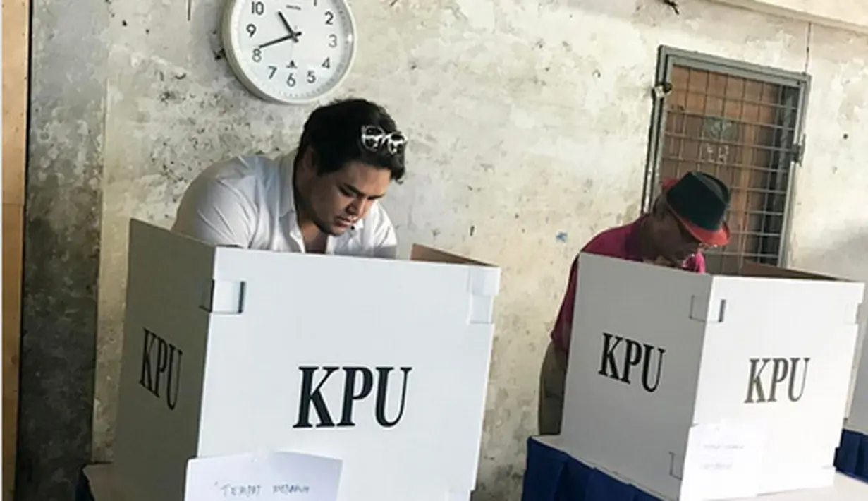 "semoga hak pilih kita bermanfaat untuk kemajuan Kota jakarta .... siapa pun yg terpilih itu yg terbaik .... awas harus siap kalah & siap menang," tulis Ivan Gunawan dalam foto sambil menunjukkan jarinya usai dicelupkan dalam tinta. (dok. Instagram)