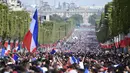 Ratusan ribu masyarakat memadati jalan Champs Elysees untuk menyambut kepulangan timnas Prancis usai menjuarai Piala Dunia 2018 di Paris, Senin (16/7). Skuad Les Bleus meraih trofi Piala Dunia usai mengalahkan Kroasia  4-2. (Eric Feferberg/Pool via AP)