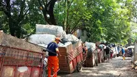 Truk Sampah di TPS Cipinang Sempat Mengular 200 Meter Imbas Longsor Bantargebang