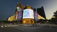 Resor kasino MGM Grand Makau ditutup di Makau, Senin (11/7/2022). Jalan-jalan di pusat perjudian terbesar di dunia, Makau, kosong pada Senin setelah kasino dan sebagian besar bisnis lainnya diperintahkan ditutup untuk menahan wabah virus corona terburuk. (AP Photo/Kong)
