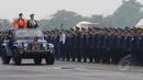Kepala Staf Angkatan Udara (Kasau) Marsekal TNI Agus Supriatna melakukan inspeksi pasukan saat bertindak sebagai inspektur upacara HUT ke-69 TNI AU di Pangkalan Udara Halim Perdanakusuma, Jakarta, Kamis (9/4/2015). (Liputan6.com/Herman Zakharia)