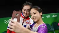 Atlet gimnastik, Hong Un Jong, yang berasal dari Korut dan Lee Eun-Ju, yang berasal dari Korsel (Reuters)