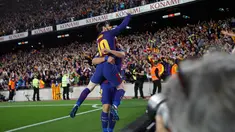 Pemain Barcelona, Lionel Messi mengepalkan tangannya ke atas saat merayakan gol ke gawang Real Madrid pada pertandingan La Liga Spanyol di Stadion Camp Nou, Minggu (6/5). Barcelona bisa memaksakan hasil imbang dengan Real Madrid 2-2. (AP/Emilio Morenatti)