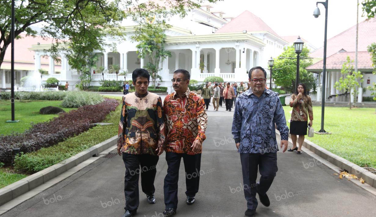 Manajer Persib Bandung, Umuh Muchtar, saat hadir bersama perwakilan klub-klub sepak bola Indonesia bertemu Presiden RI, Joko Widodo di Istana Merdeka, Jumat (15/4/2016). (Bola.com/Nicklas Hanoatubun)