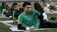 Kiper Timnas Indonesia U-22, Nadeo Argawinata, melakukan pendinginan saat latihan di Stadion Rizal Memorial, Manila, Jumat (22/11). Latihan ini persiapan jelang laga SEA Games 2019. (Bola.com/M Iqbal Ichsan)