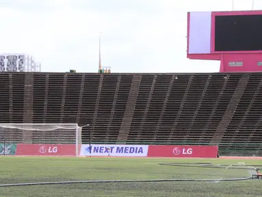 Suasana tampak dalam dari Stadion National Olympic di Phnom Penh, Rabu (20/2). Stadion ini menjadi salah satu venue yang menggelar laga Piala AFF U-22 2019. (Bola.com/Zulfirdaus Harahap)