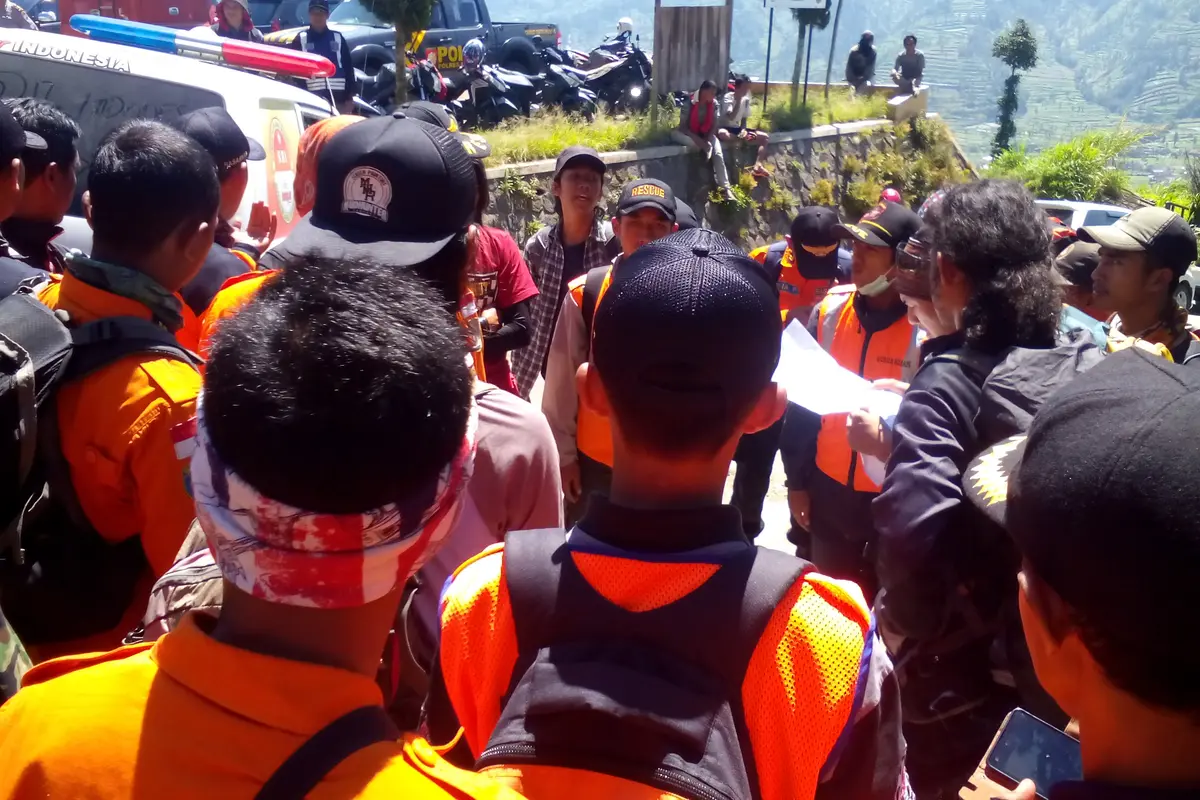 Jenazah Eri Dibawa Turun dari Gunung Merapi Secara Estafet