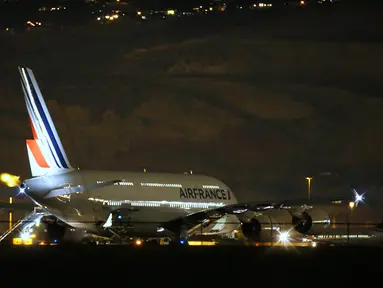 Pesawat Airbus A-380 milik Air France dengan nomor penerbangan 65 mendarat darurat di Salt Lake City, Utah, Selasa (17/11). Dua penerbangan maskapai Air France dari AS menuju Paris mendarat darurat setelah adanya ancaman bom (AFP PHOTO/GEORGE Frey)