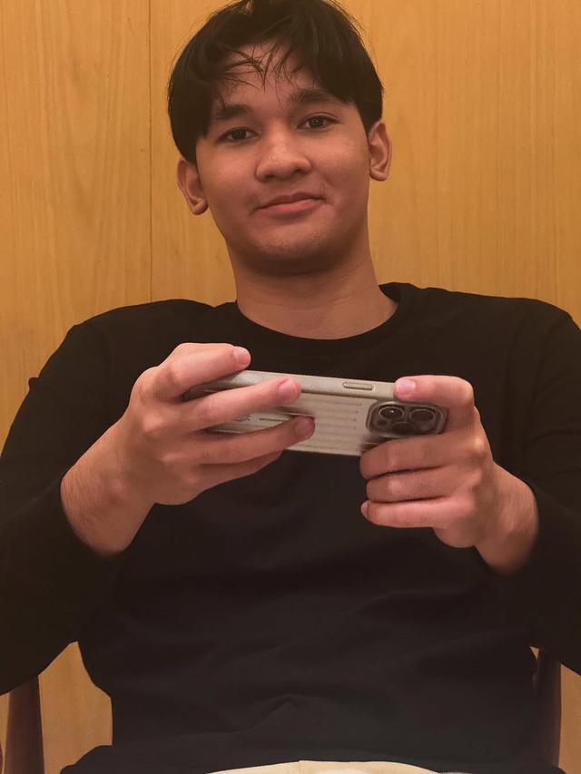 6 Potret Andre Taulany Buka Puasa Bareng Tiga Anaknya, Nikmati Makanan Jepang