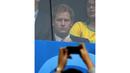 Salah satu suporter mengabadikan kehadiran Pangeran Harry yang menyaksikan langsung laga Brasil vs Kamerun di Stadion Nasional Brasil, (24/6/2014). (REUTERS/Ueslei Marcelino) 