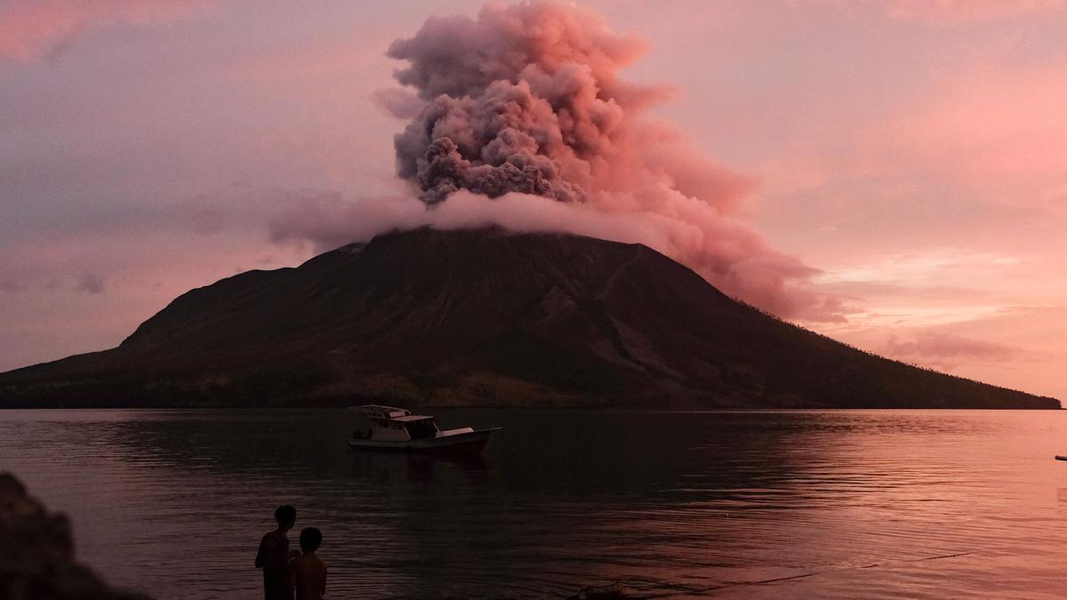 Gunung Ruang Kembali Muntahkan Material Abu Vulkanik