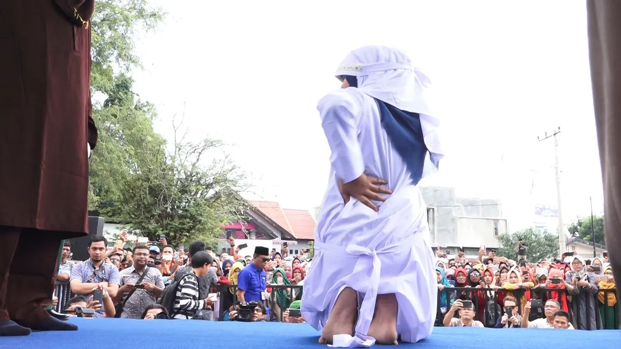Disorot Kamera Ponsel, 2 PSK Online Jalani Hukum Cambuk di Halaman Masjid