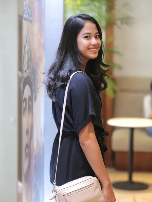 "Jatuh dari kuda pernah. Ada adegan bambu mau nusuk dari kanan, tapi kudanya kaget, padahal sebelumnya sudah belatih tapi kudanya tetap kager. Dia lari dan aku terpental cukup tinggi," kenang Sabina. (Adrian Putra/Bintang.com)