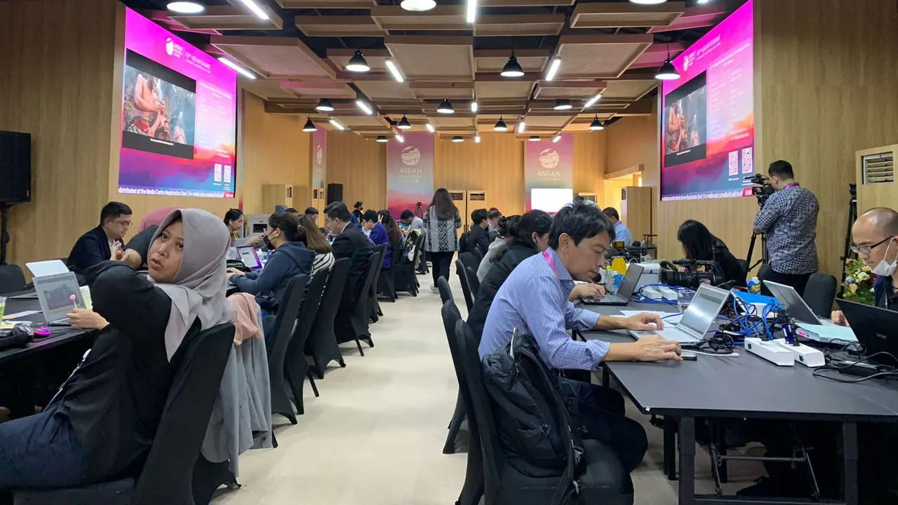 Suasana media center yang disediakan bagi jurnalis peliput KTT ke-42 ASEAN 2023 di Hotel Bintang Flores, Labuan Bajo, Nusa Tenggara Timur (NTT). (Liputan6/Benedikta Miranti)
