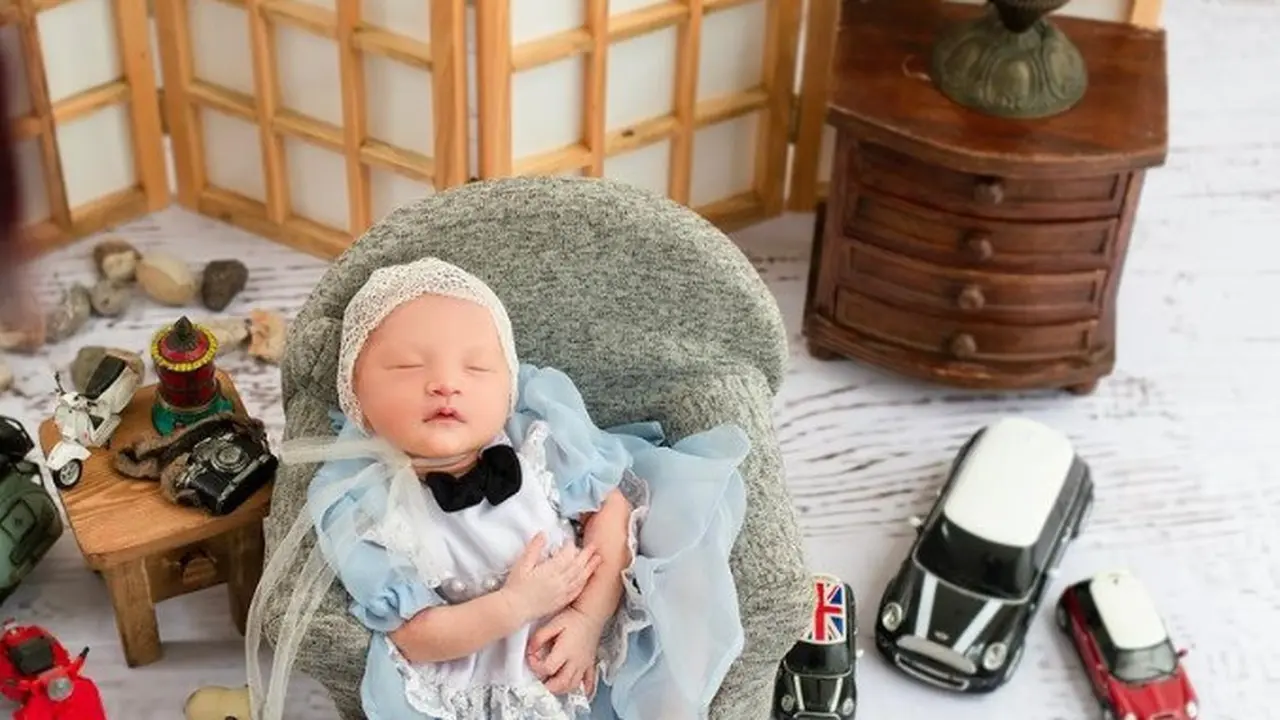 Potret Baby Djala menjadi princess london (Instagram/@dimsanggara dan Instagram/@nadinelist)