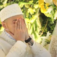 Suasana usai Raiden Soedjono mengucapkan akan nikah. Tyas Mirasih tampak tersenyum di sampingnya. (Bambang E Ros/Bintang.com)