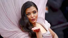 Aishwarya Rai berpose untuk fotografer setibanya pada pemutaran perdana film Armageddon Time di Festival Film Cannes, Prancis, 19 Mei 2022. (AP Photo/Daniel Cole)
