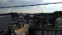 Kasat Reskrim maupun Kapolres Metro Tangerang Kota masih berada di lokasi kejadian perkara (TKP) atau gudang mecon yang meledak. (Liputan6.com/Pramita Tristiawati)