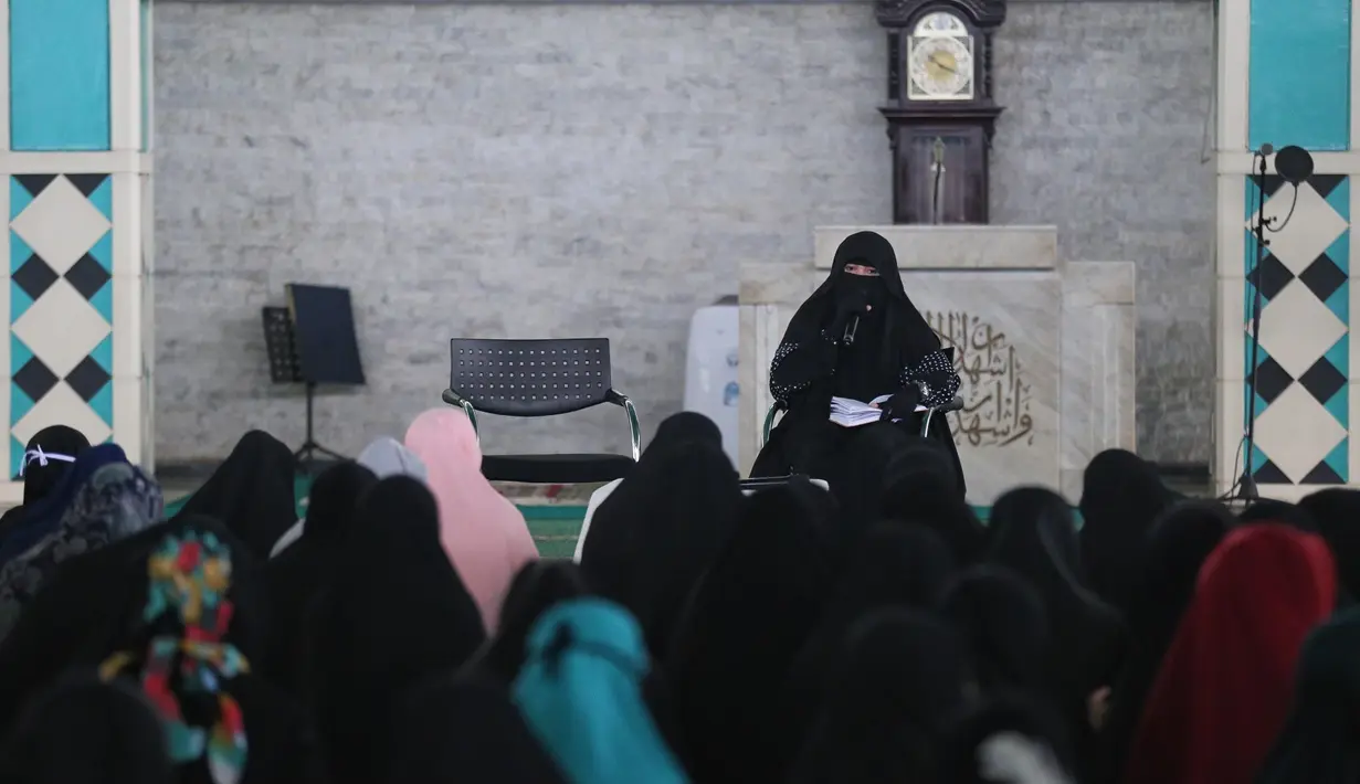 Karena itu, anaknya yang paling besar (dari pernikahan sebelumnya) pun kerap menanyakan keberadaan Caisar. Sedikit demi sedikit, Indadari pun menguak tentang kondisi hubungannya dengan pejoget tersebut kepada anaknya. (Adrian Putra/Bintang.com)