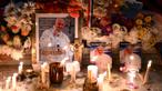 Lilin dan bunga diletakkan di samping foto mendiang Paus Fransiskus di pintu masuk Katedral Buenos Aires, Argentina pada tanggal 21 April 2025. (Luis ROBAYO/AFP)