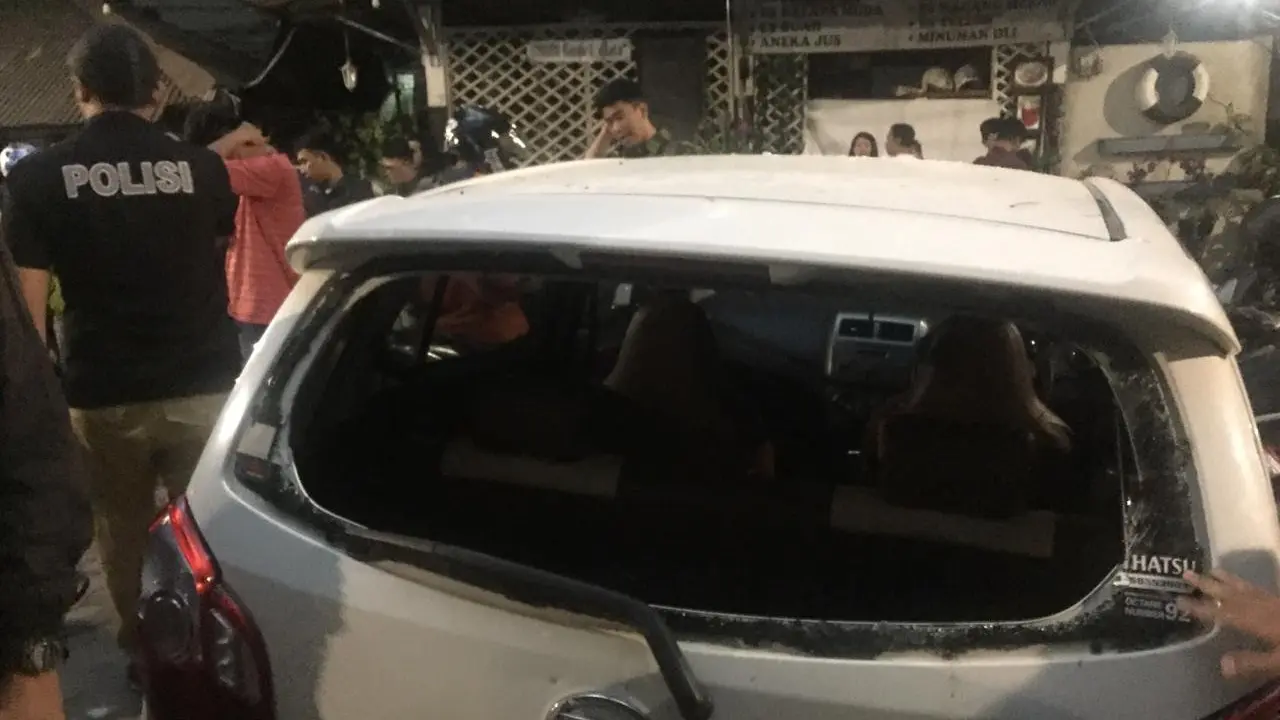 Lokasi bentrok antara Jakmania dengan suporter PSM Makassar di kawasan Tebet, Jakarta, Selasa malam (6/8/2019).(Liputan6.com/ Muhammad Radityo Priyasmoro)