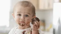 Anak yang gemar makan biskuit dan cokelat bisa terhindar dari gigi rusak.  (Foto: goenglishmagazine.es)
