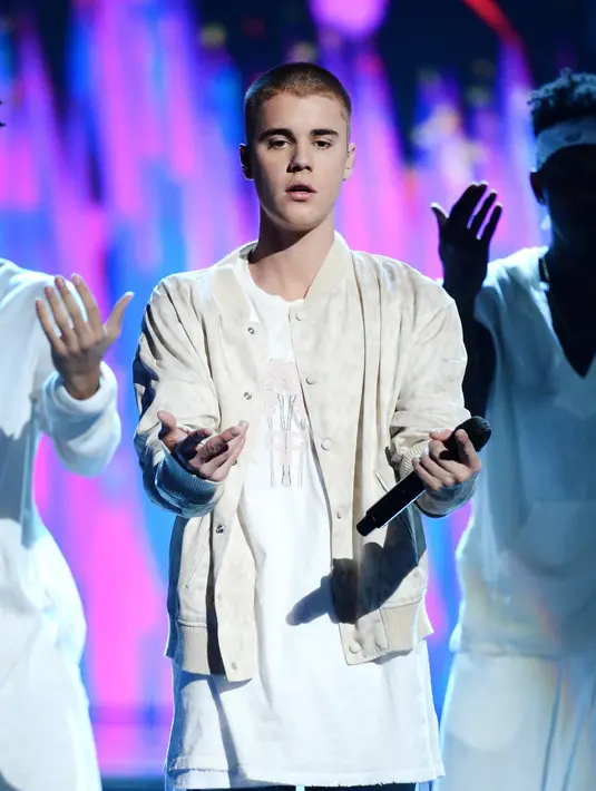 Tak hanya itu saja, yang lebih mengejutkannya lagi Justin Bieber menyanyikan beberapa single hitsnya dengan cara lip sync. (AFP/Bintang.com)