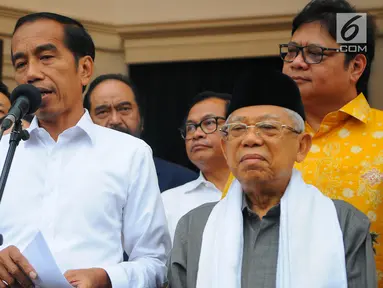 Capres dan Cawapres 01 Joko Widodo-Ma'ruf Amin memberi keterangan di Plataran Menteng, Jakarta, Kamis (18/4). Dalam keterangannya Jokowi memaparkan hasil quick count 12 lembaga survei yang 100% sudah selesai, Jokowi-Amin memperoleh 54,55 % suara dan Prabowo-Sandi 45,5%. (Liputan6.com/Angga Yuniar)