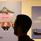 Pengunjung melihat karikatur di pameran kartun "Pirates of the Queen" yang menampilkan karya seni  seniman Iran yang menggambarkan Ratu Elizabeth II Inggris sebagai "bajak laut" atas penyitaan tanker minyak Iran di Pusat Seni dan Budaya Osveh di ibukota Teheran (30/7/2019). (AFP Photo/Atta Kenare)