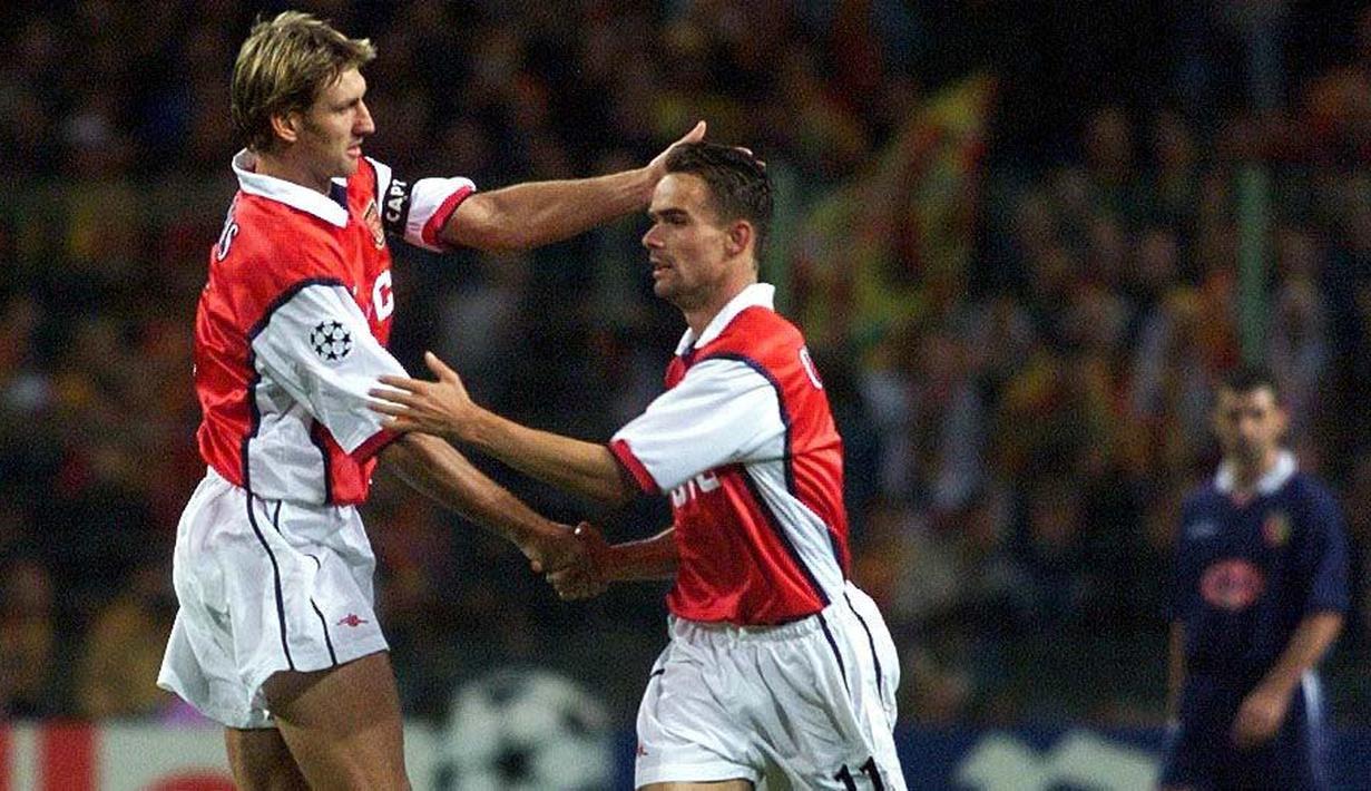 Tony Adams merupakan kapten legendaris milik Arsenal yang telah memperkuat The Gunners selama 22 tahun. Dalam karier panjangnya tersebut, ia mencatatkan 409 penampilan di level senior dan laga resmi dengan kontribusi 21 gol dan 5 assist. (Foto: AFP/Olivier Morin)