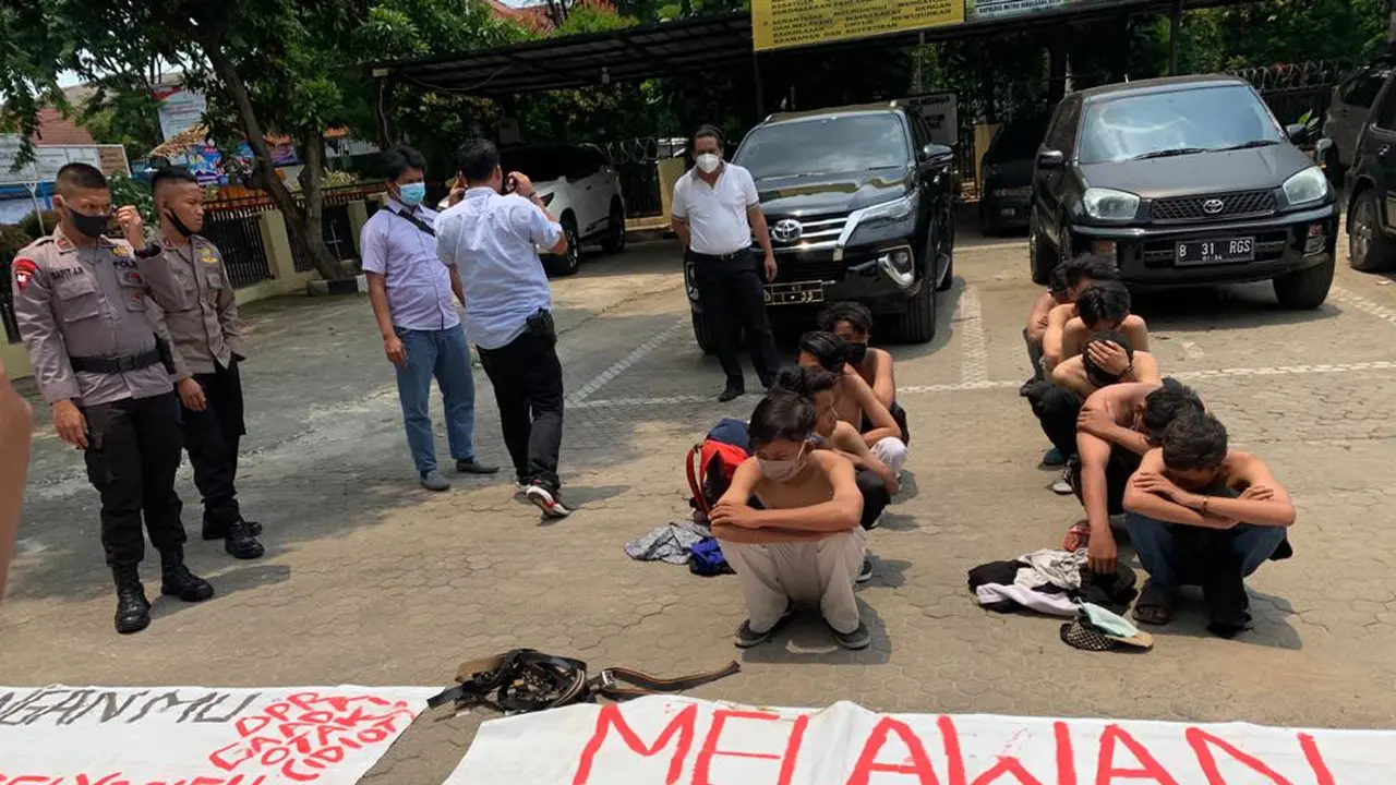 Polres Metro Tangerang mengamankan puluhan pelajar yang hendak demo di depan Gedung DPR