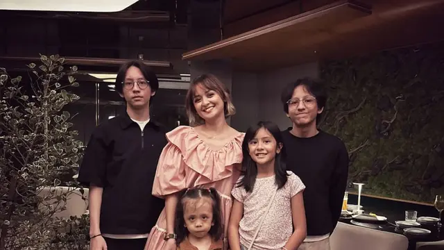 joanna alexandra tetap awet muda dan stylish. (credit:instagram.com/joannaalexandra)