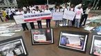 Sejumlah pelajar yang mewakili dari 30 sekolah Bekasi, Tangerang dan Bogor saat beraksi di depan Istana Presiden, Jakarta, Sabtu (25/2). Dalam aksinya para siswa-siswi pelajar tersebut menolak jadi target dari iklan rokok. (Liputan6.com/Helmi Afandi)