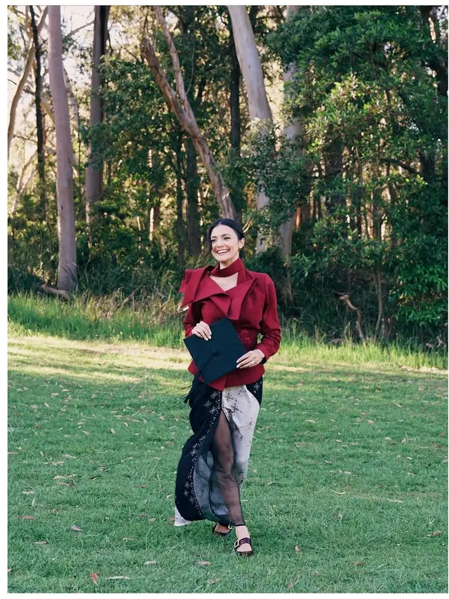 6 Potret Gaya Amanda Rawles Wisuda di Sydney, Memukau dengan Blazer Merah Marun