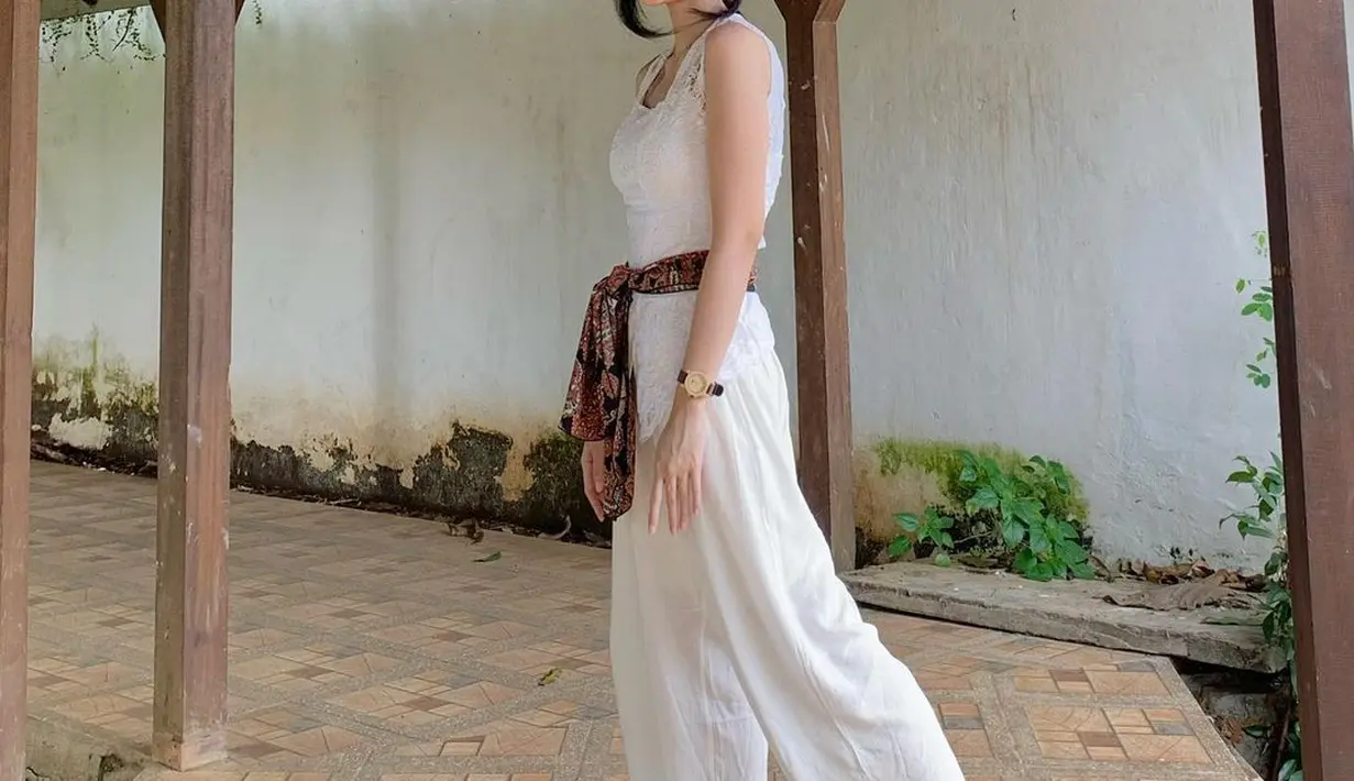 Salah satunya mengenakan ikat pinggang dari kain batik sebagai pemanis tampilan kasual serba putihnya. @fannysoegi.