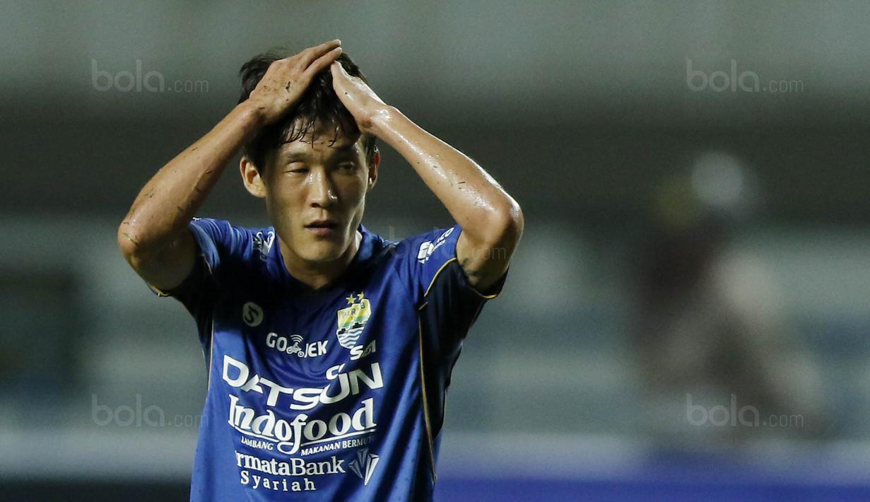 Gelandang Persib Bandung, Oh In Kyun, tampak kecewa usai dikalahkan PSM pada laga Piala Presiden di Stadion GBLA, Bandung, Jumat (26/1/2018). Persib takluk 0-1 dari PSM. (Bola.com/M Iqbal Ichsan)