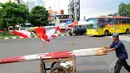 Selain mangkal di tepian jalan, pedagang bendera itu ada pula yang menjajakan dengan cara keliling mendorong gerobak, Minggu (3/8/14). (Liputan6.com/Faisal R Syam)