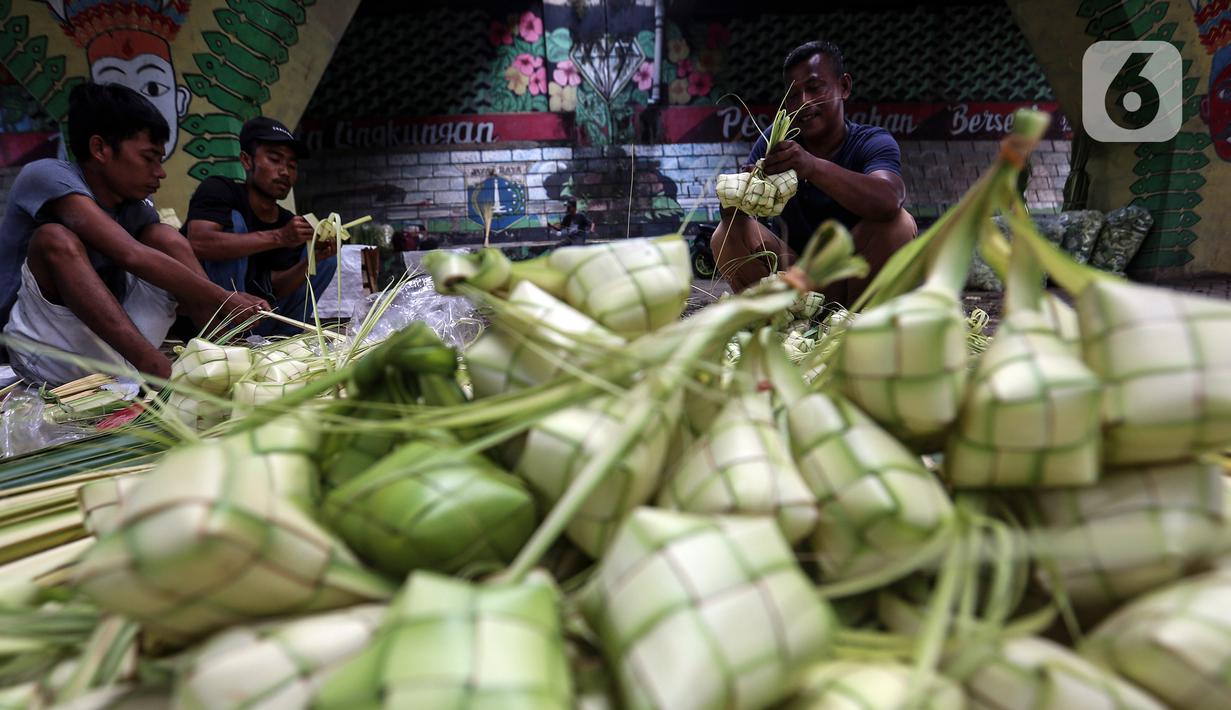 <p>Hari Raya Idul Fitri di Indonesia sangat identik sekali dengan kehadiran beberapa makanan tertentu, di antaranya adalah ketupat yang sering menjadi teman untuk makan opor ayam dan kuahnya. (Liputan6.com/Johan Tallo)</p>
