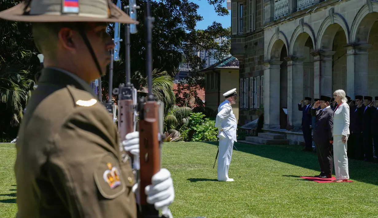 Kunjungan kenegaraan ini menjadi momen penting untuk memperkokoh kemitraan strategis Indonesia dan Australia. Tampak dalam foto, Presiden Indonesia Prabowo Subianto (kedua dari kanan) memeriksa pasukan kehormatan bersama Gubernur Jenderal Australia Sam Mostyn (kanan) di Admiralty House di Sydney, Australia, pada Rabu 12 November 2025. (Rick Rycroft/POOL/AFP)