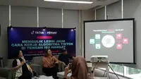 Anbar Jayadi, Outreach and Partnership, Trust and Safety, TikTok Indonesia dalam workshop FORWAT X TikTok yang bertema “Mengulik Lebih Jauh Cara Kerja Algoritma TikTok di Tengah Isu Hangat”. (Liputan6.com/Mustika Rani Hendriyanti)