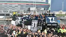 Rombongan pemain Juventus keluar dari stadion saat parade keberhasilan meraih juara Serie A 2017-2018 di Turin, Italia, (19/5/2018). Juventus raih gelar Seri A tujuh kali secara beruntun. (AFP/Andreas Solaro)