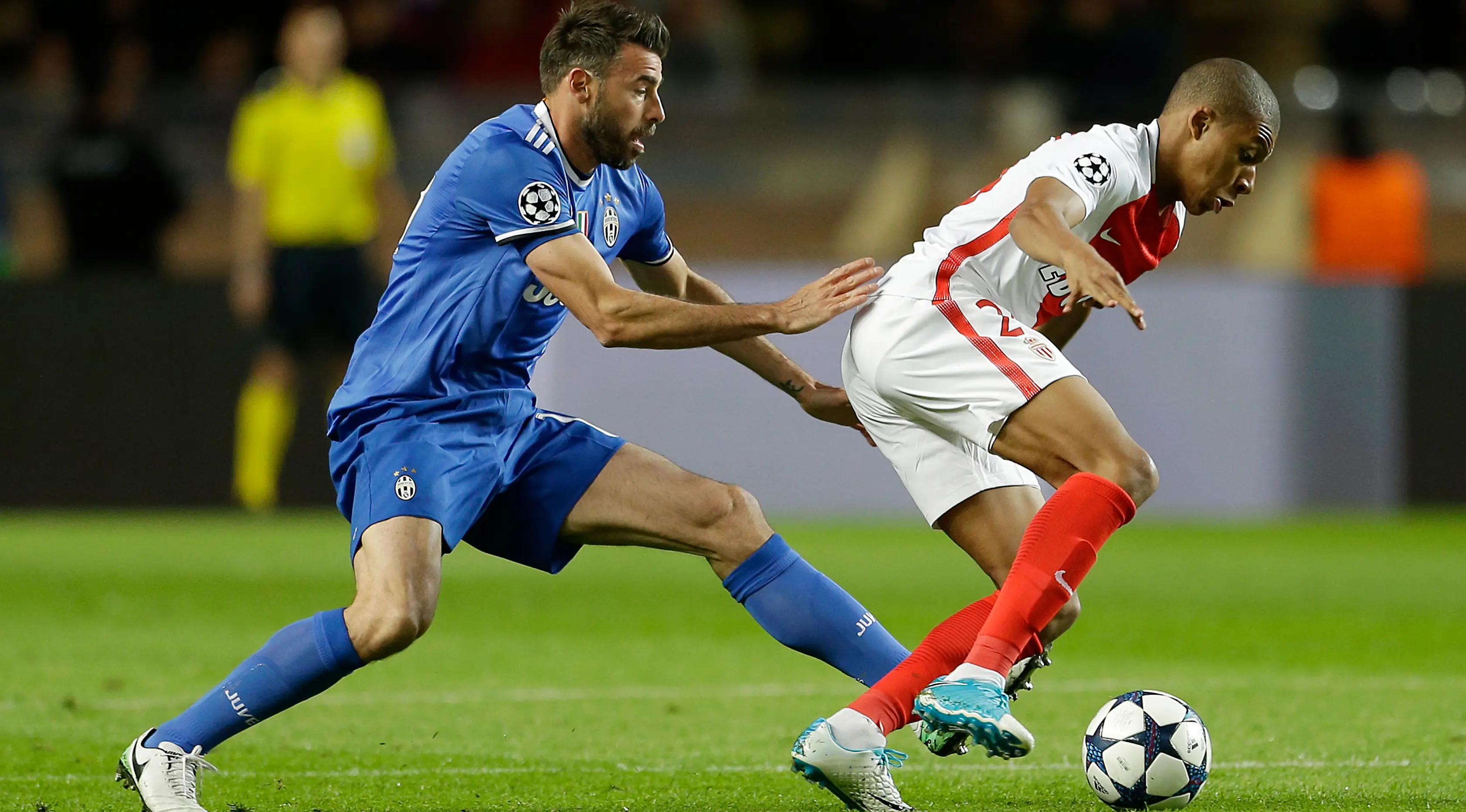   Kylian Mbappe berusaha membawa bola dari kawalan bek Juventus, Andrea Barzagli di leg pertama semifinal Liga Champions di stadion Louis II, Monaco (4/5).  (AP Photo/Claude Paris)