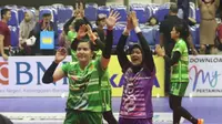 Pemain PGN Jakarta Popsivo Polwan melambaikan tangan ke penonton setelah kemengan 3-1 atas Jakarta BNI 46 di Final Four Proliga 2019 di GOR Ken Arok, Malang, Sabtu (16/2/2019). (Bola.com/Gatot Susetyo)