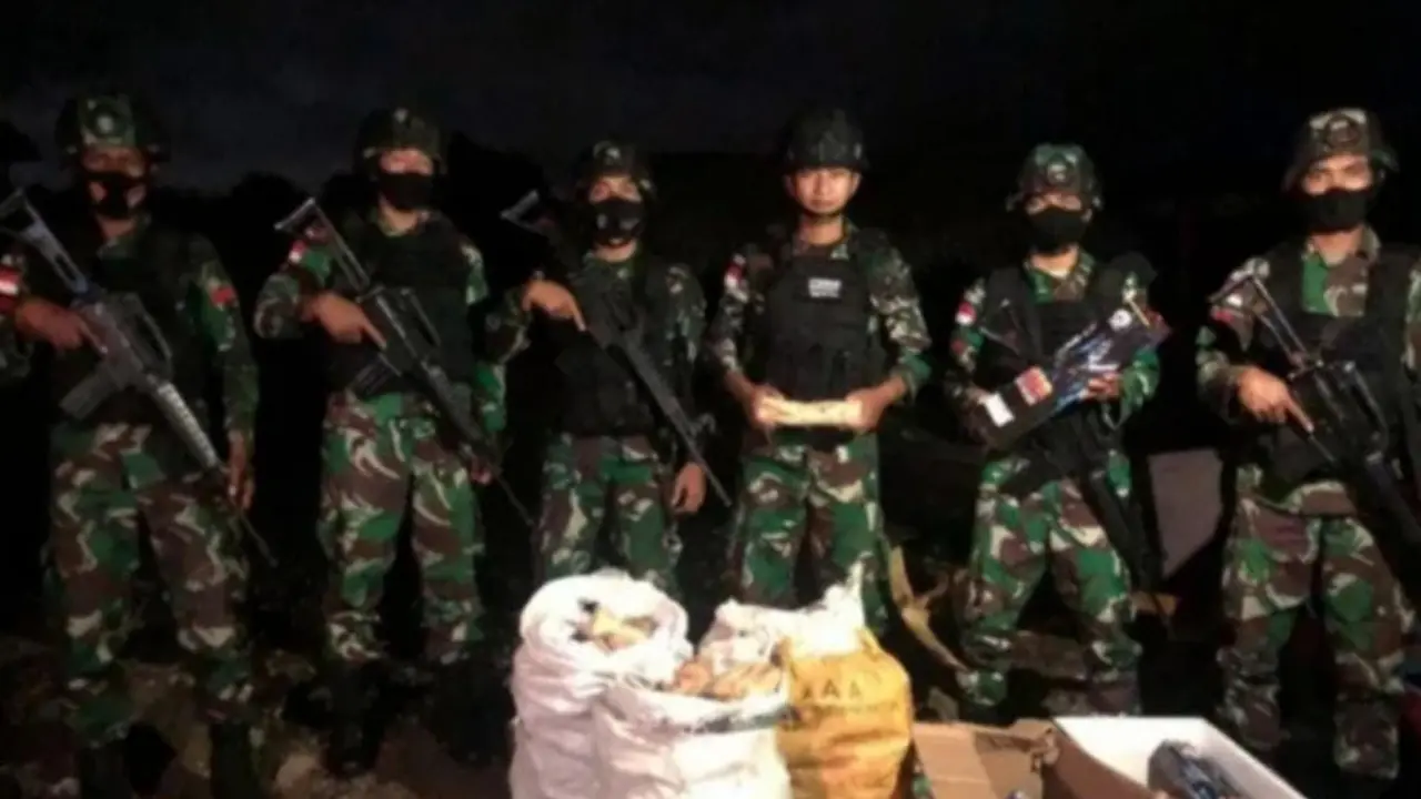 Satgas Pamtas sedang menjaga ratusan kilo kayu cendana dan puluhan petasan. (Liputan6.com/Dionisius Wilibardus)
